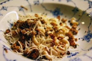 Mini Pasta kogt i mælk og fløde med hvidløg, parmesan, rugbrød og trøffel