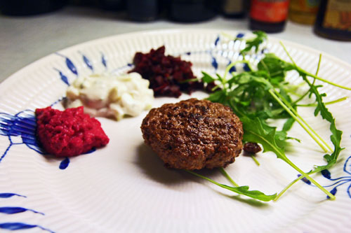 Krydderbøf med Raita, Rødbede Relish og Butterbean Postej